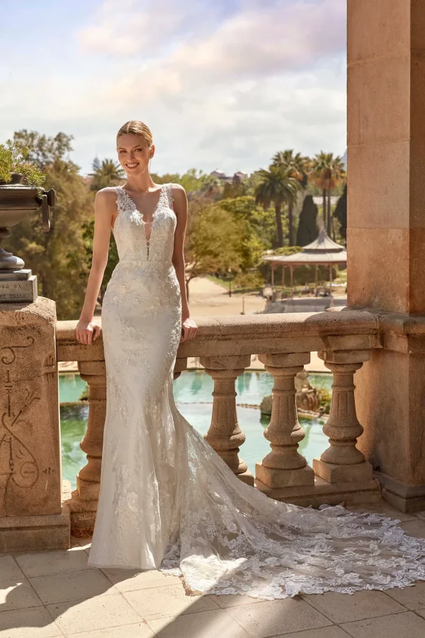 Robe de mariée sirène en dentelle à col en V et longue traîne, EB0147 Ellebeline