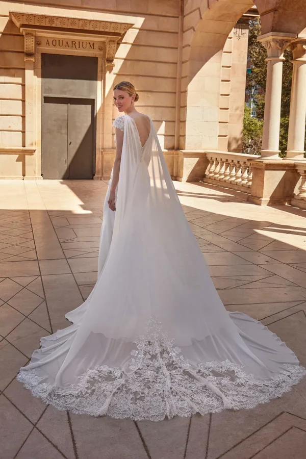 Cape longue bordée de dentelle sur une robe de mariée sirène en crêpe