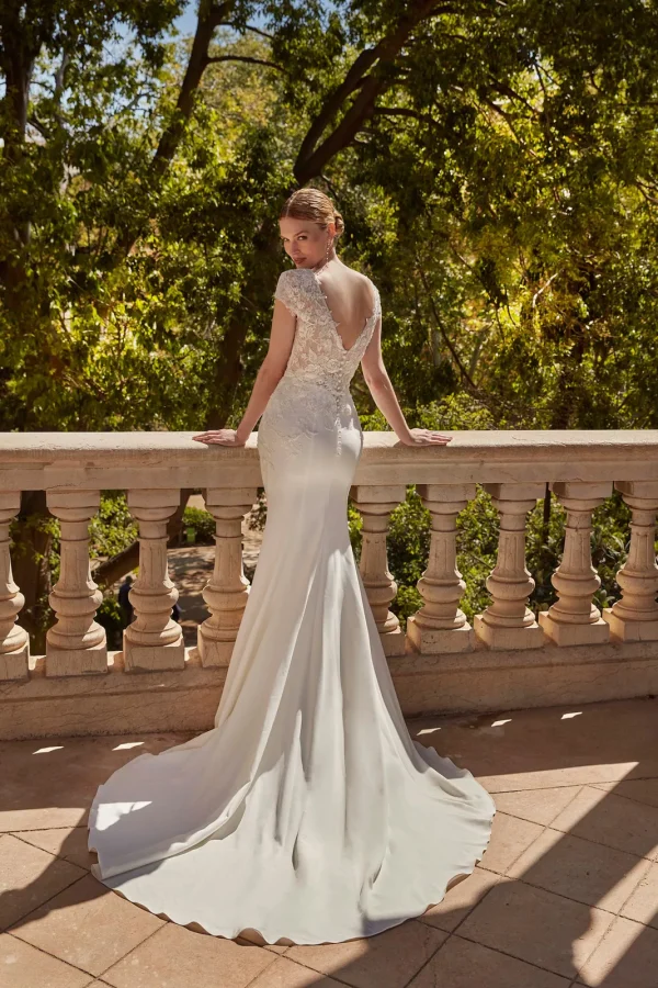 Dos en V et traîne d'une robe de mariée sirène en crêpe à mancherons