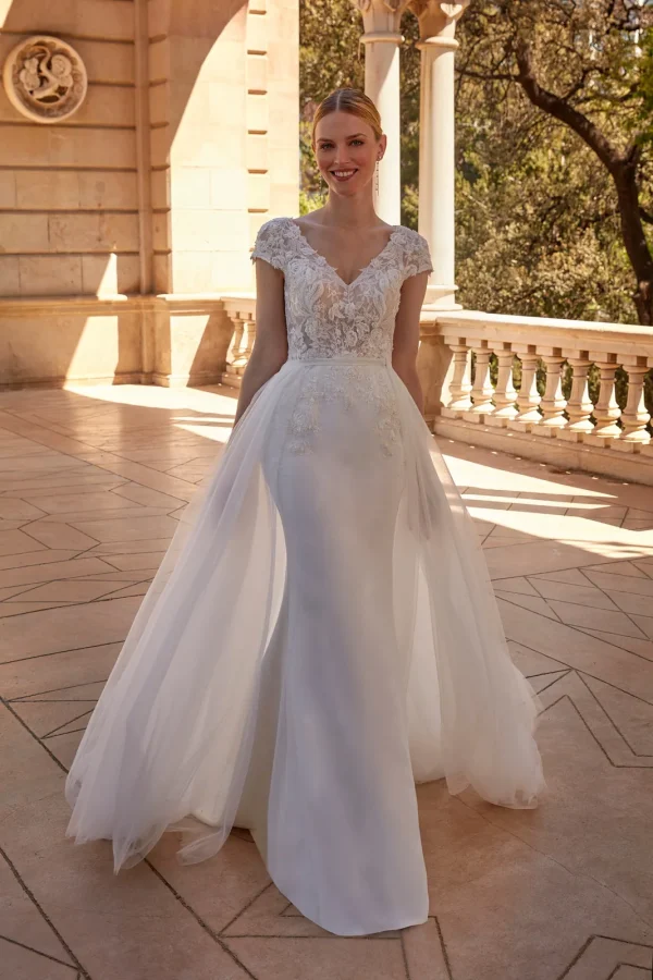 Robe de mariée sirène en crêpe portée avec une jupe amovible en tulle