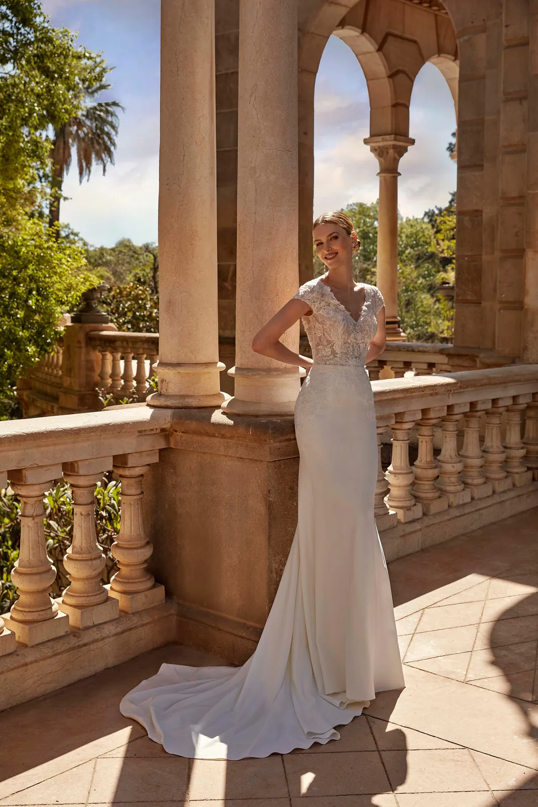 Robe de mariée sirène en crêpe à mancherons en dentelle et col en V, EB0157 Ellebeline