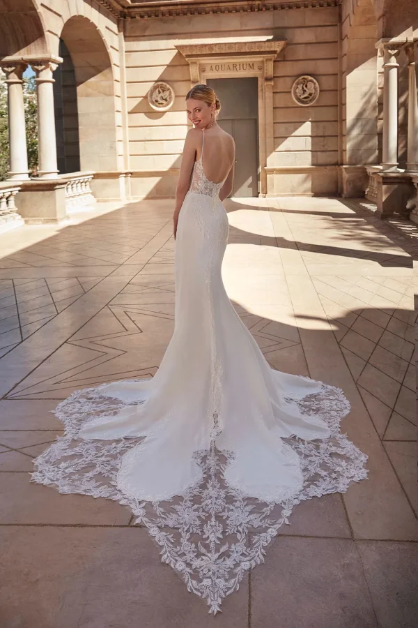 Longue traîne festonnée en dentelle d'une robe de mariée sirène en crêpe