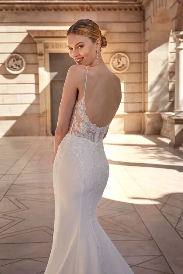 Dos nu arrondi et fines bretelles d'une robe de mariée sirène en crêpe