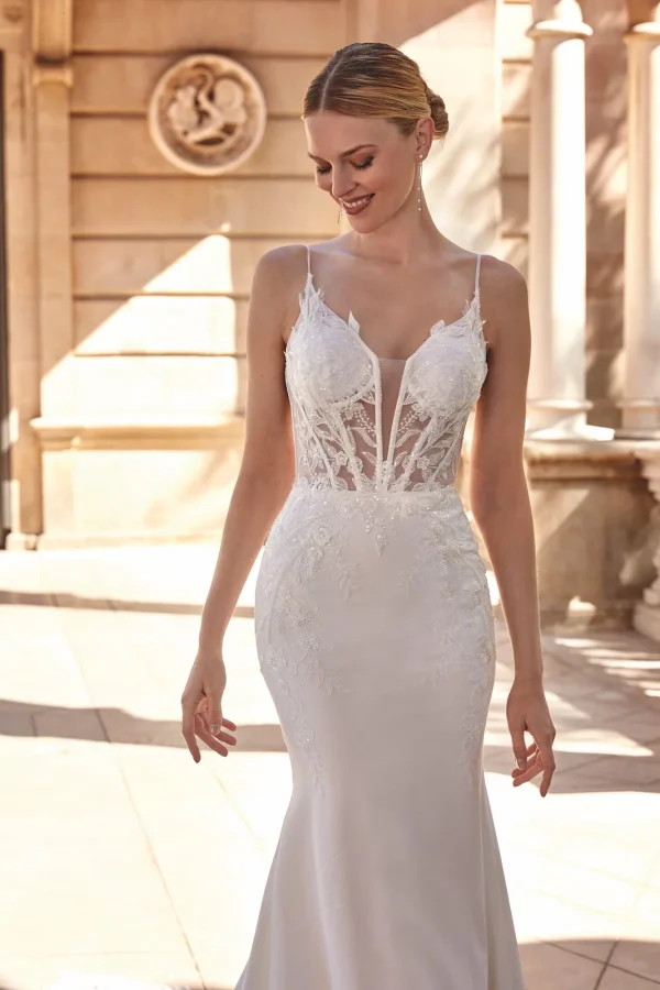Corset transparent en dentelle à fines bretelles d'une robe de mariée sirène