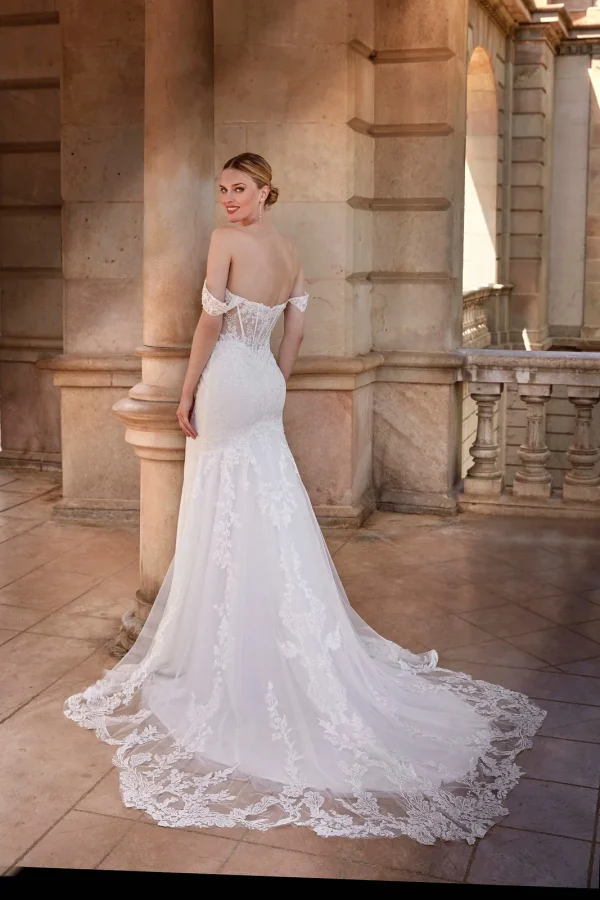 Traîne en dentelle d'une robe de mariée sirène à épaules dénudées