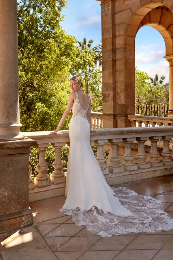 Dos nu et traîne en dentelle d'une robe de mariée sirène en crêpe
