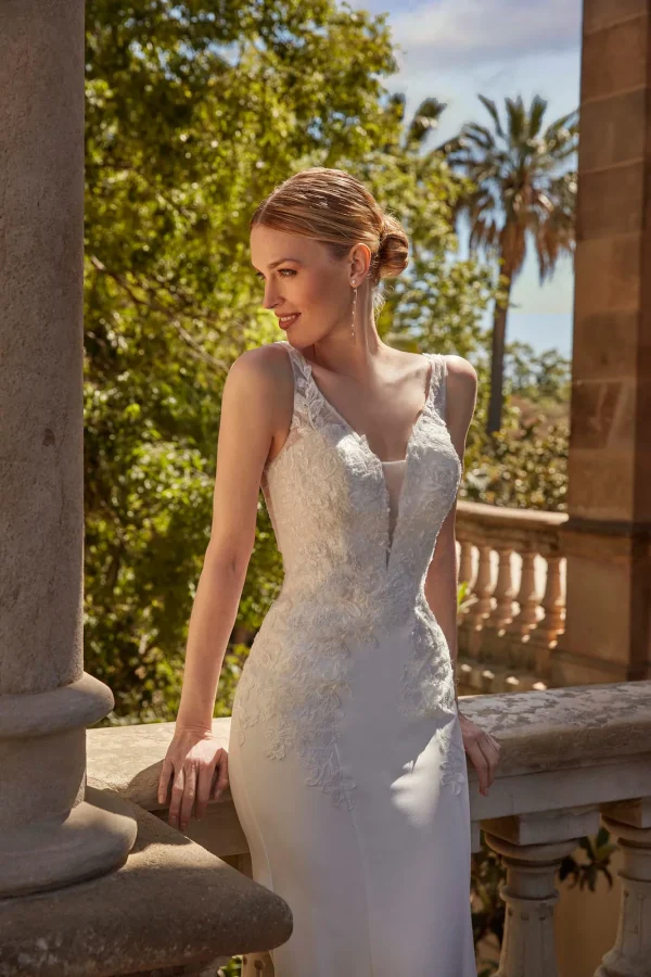 Corsage en dentelle à col en V plongeant d'une robe de mariée sirène en crêpe