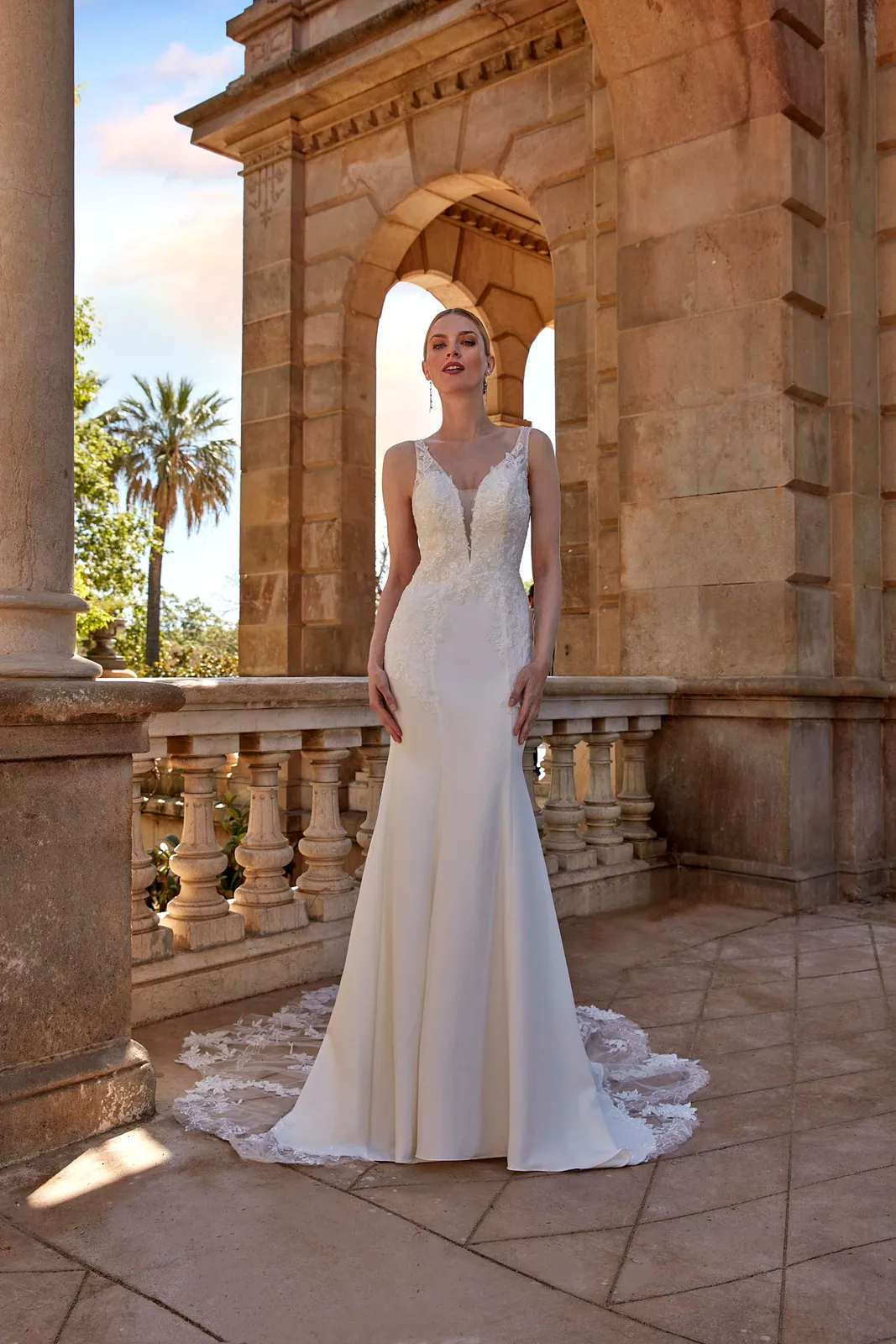 Robe de mariée sirène en crêpe à col en V plongeant et traîne en dentelle, EB0180 Ellebeline