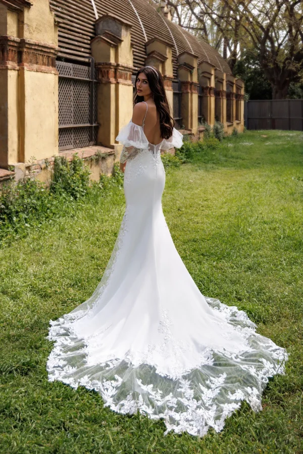 Longue traîne en dentelle d'une robe de mariée sirène en crêpe