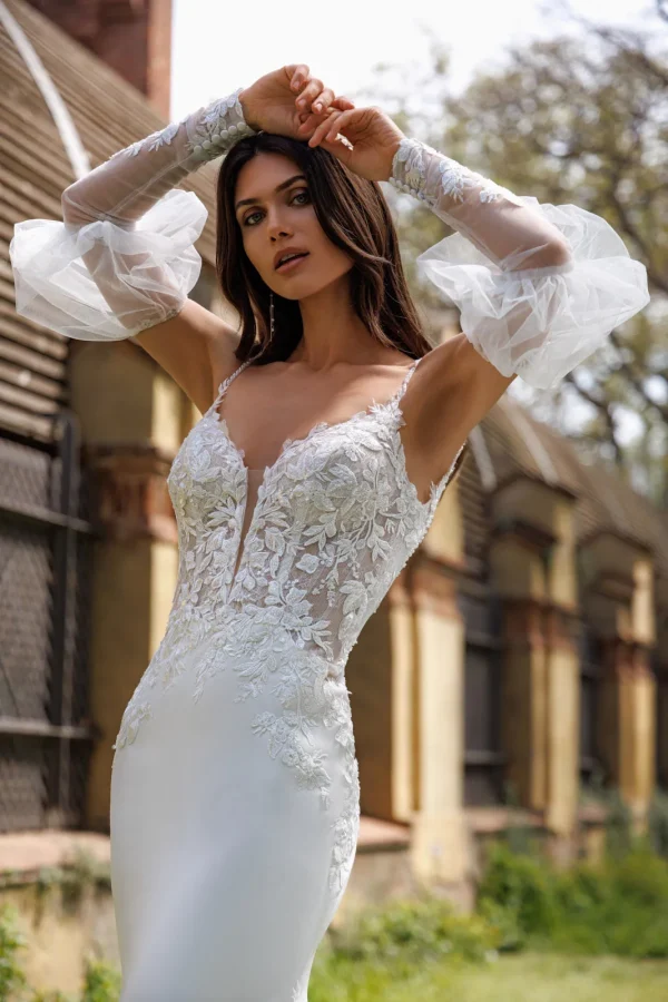 Décolleté plongeant en dentelle feuillage d'une robe de mariée sirène en crêpe