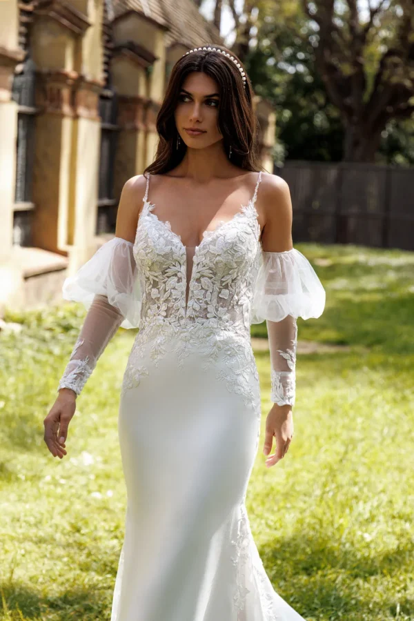 Corsage en dentelle et manches bouffantes amovibles d'une robe de mariée sirène