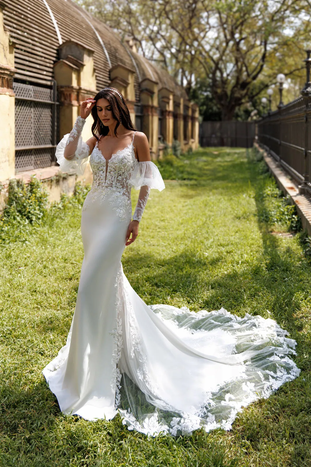 Robe de mariée sirène en crêpe à fines bretelles et manches bouffantes amovibles, EB0202 Ellebeline
