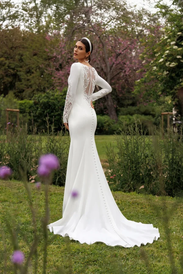 Dos boutonné sur toute la traîne d'une robe de mariée sirène en crêpe