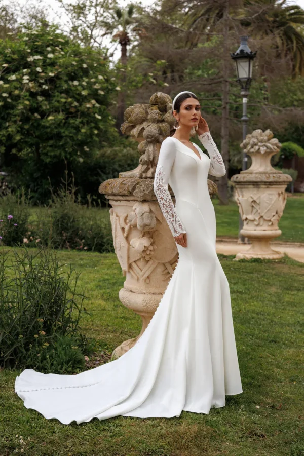 Robe de mariée sirène en crêpe à manches longues en dentelle et col en V, EB0206 Ellebeline