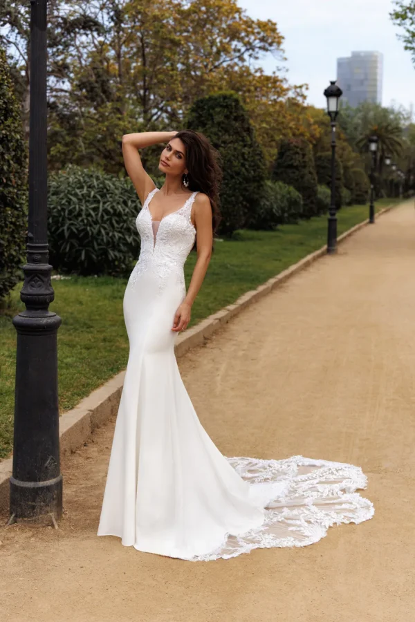 Robe de mariée sirène en crêpe à larges bretelles et traîne en dentelle, EB0221 Ellebeline