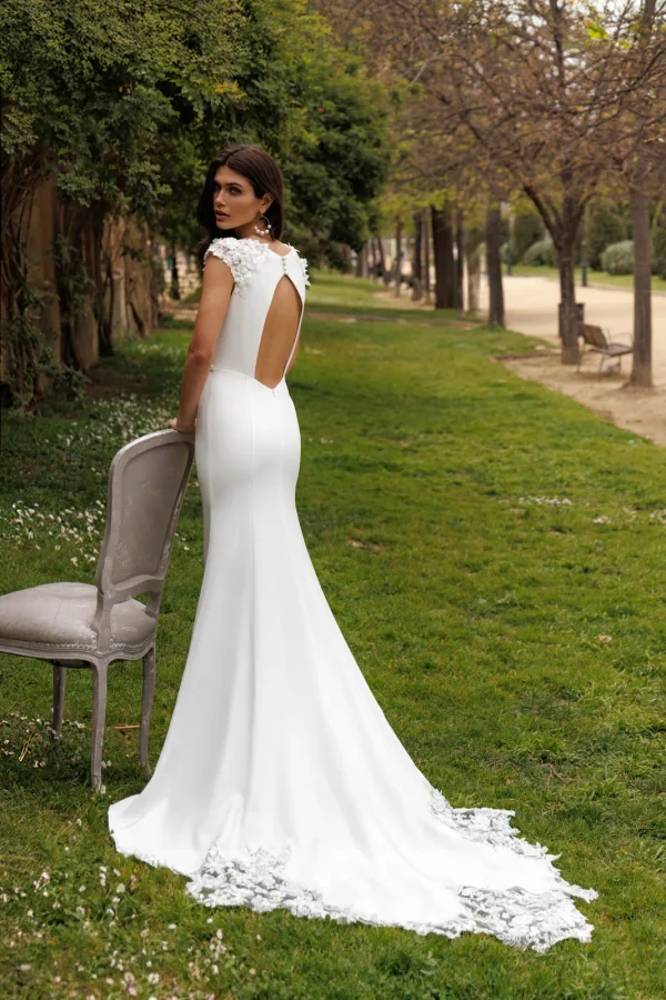 Dos ouvert en goutte et traîne en dentelle d'une robe de mariée sirène en crêpe