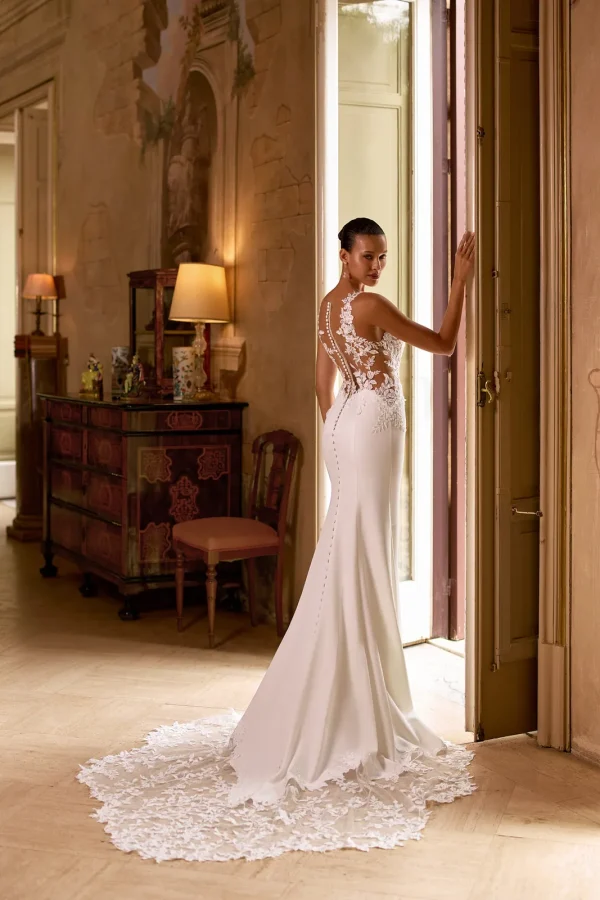 Traîne en dentelle et boutons d'une robe de mariée sirène en crêpe
