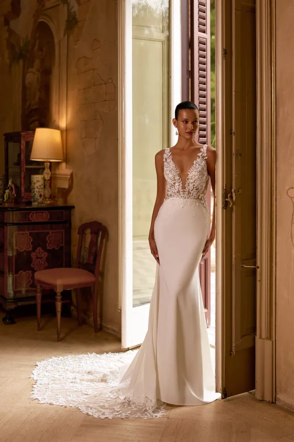 Robe de mariée sirène en crêpe à col en V et corsage en dentelle, EB0281 Ellebeline