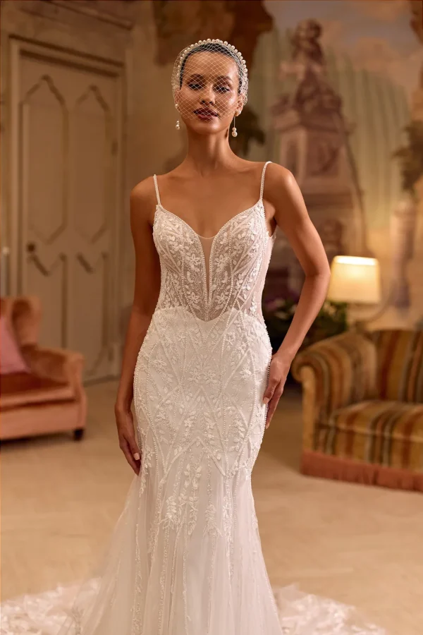 Corsage brodé transparent et décolleté plongeant d'une robe de mariée sirène