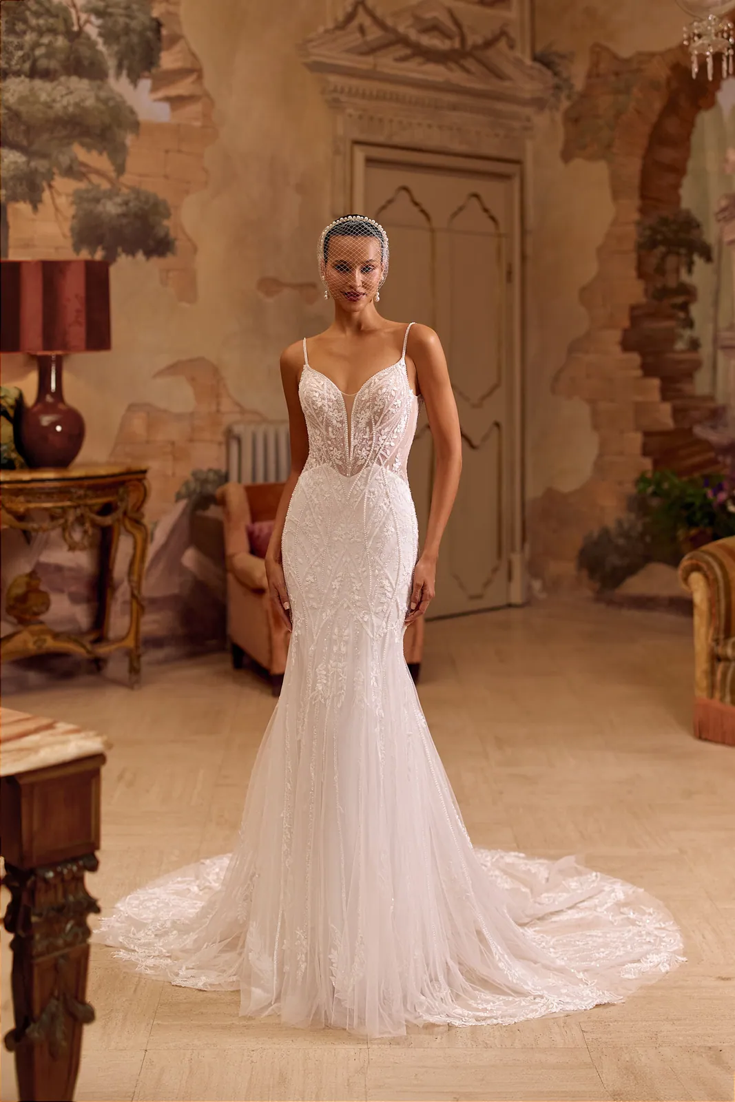 Robe de mariée sirène brodée à fines bretelles et décolleté plongeant, EB0285 Ellebeline