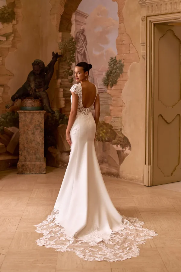 Dos nu et traîne en dentelle d'une robe de mariée sirène en crêpe
