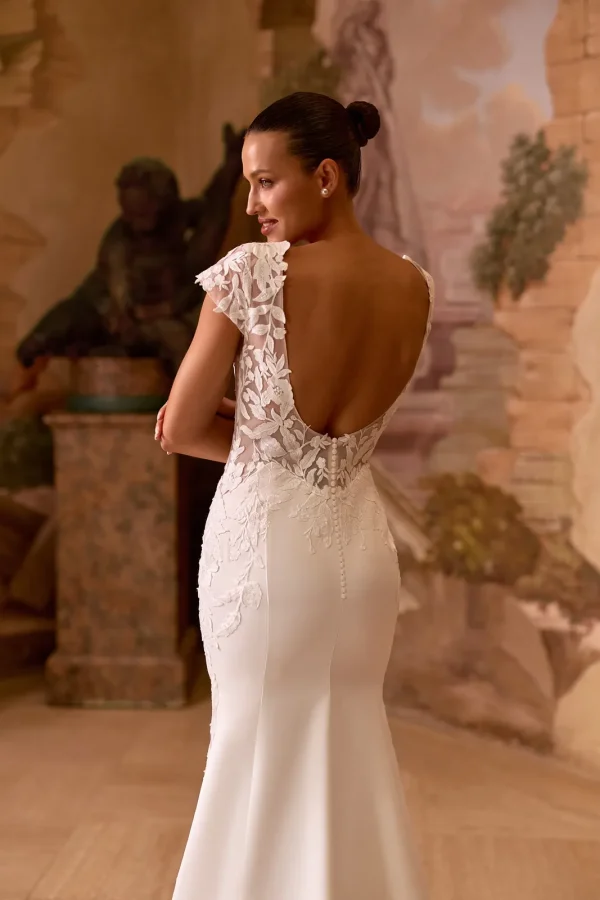 Dos nu profond bordé de dentelle d'une robe de mariée sirène en crêpe