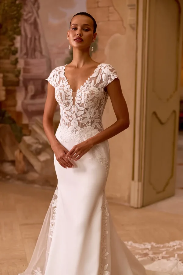 Corsage en dentelle feuillage à col en V d'une robe de mariée sirène en crêpe