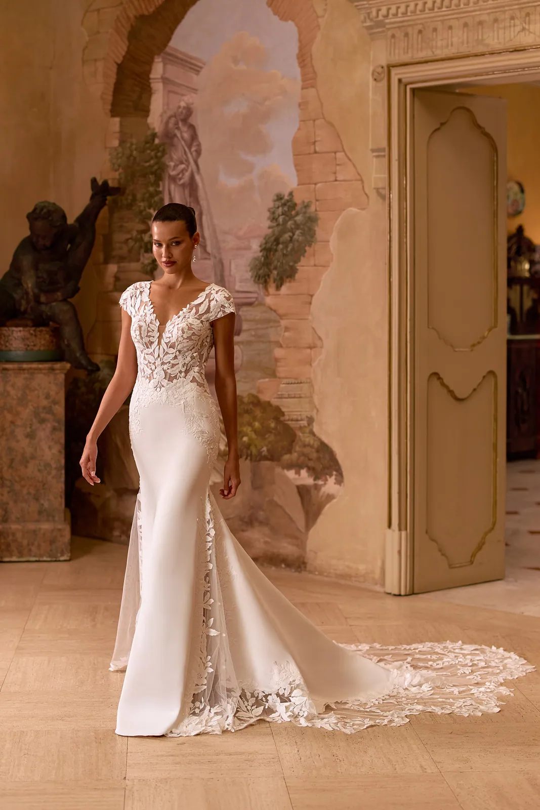 Robe de mariée sirène en crêpe à mancherons en dentelle et col en V, EB0356 Ellebeline