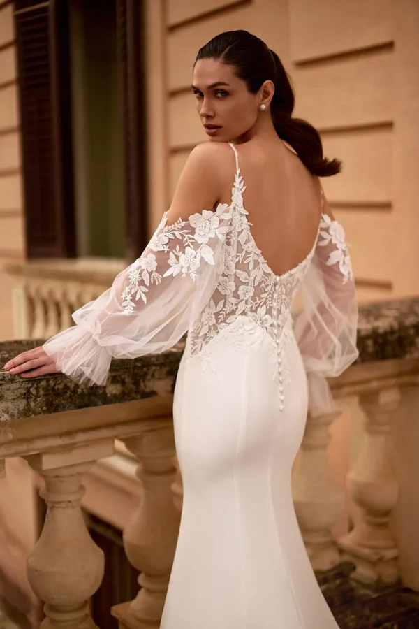 Dos nu boutonné et manches en dentelle d'une robe de mariée sirène en crêpe