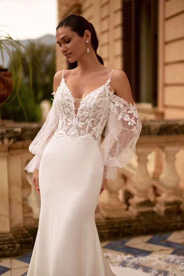 Manches bouffantes en dentelle et décolleté en V d'une robe de mariée sirène en crêpe