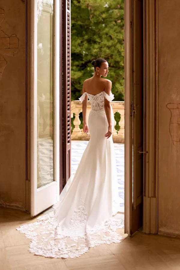 Dos nu et traîne en dentelle d'une robe de mariée sirène à épaules dénudées
