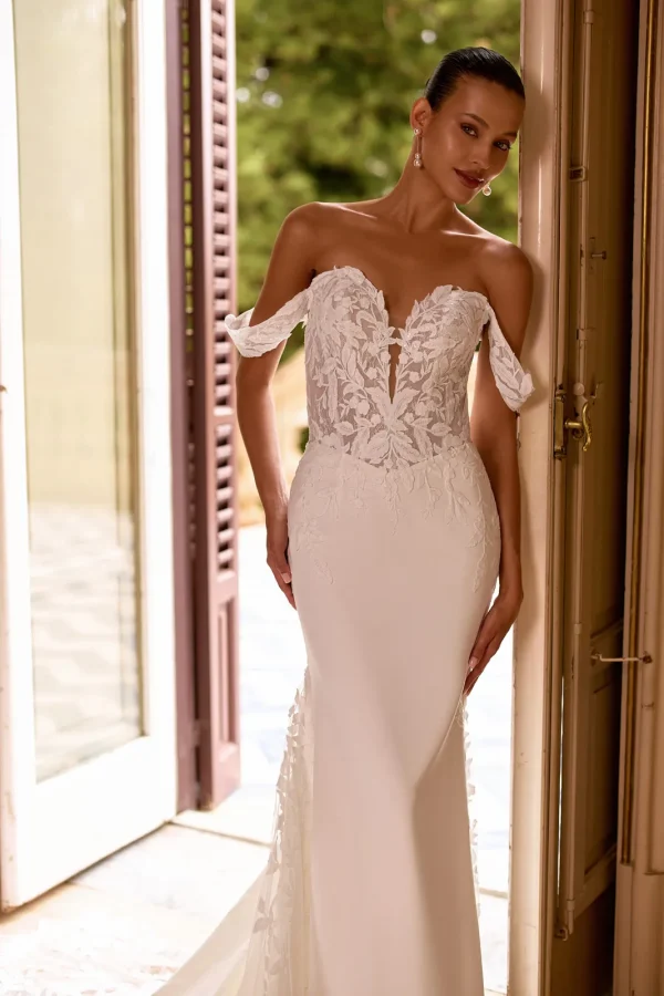 Bustier cœur plongeant en dentelle et bretelles tombantes d'une robe de mariée sirène