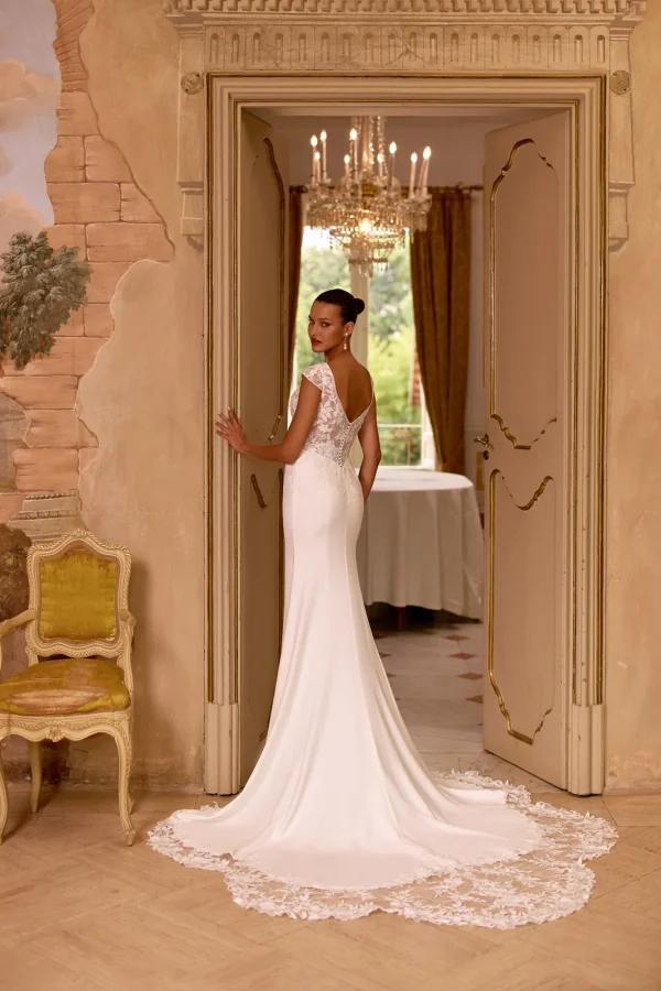 Dos en V et longue traîne en dentelle d'une robe de mariée sirène en crêpe