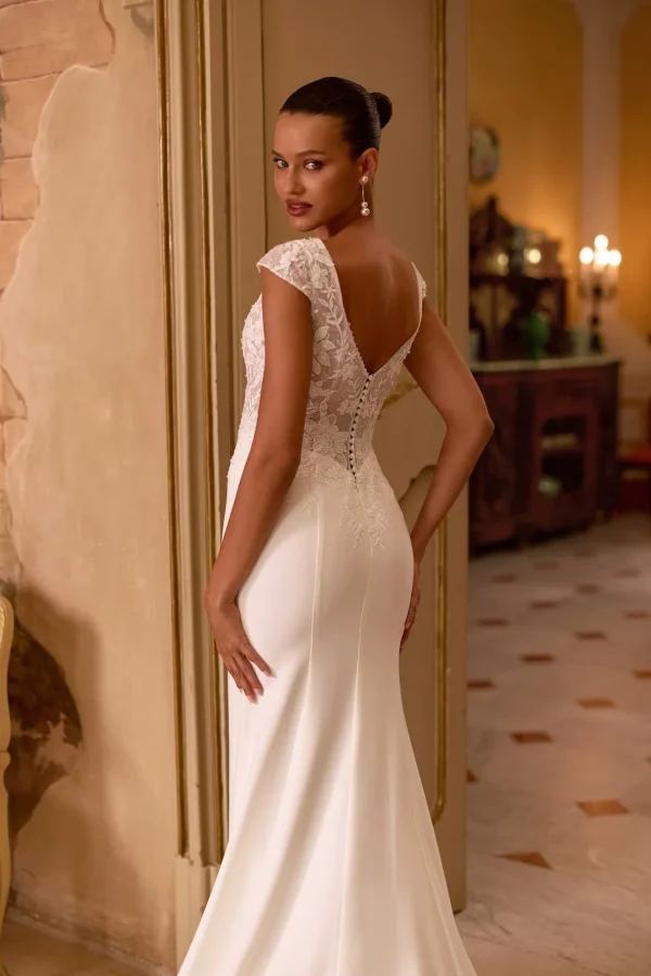 Dos en V boutonné en dentelle d'une robe de mariée sirène en crêpe