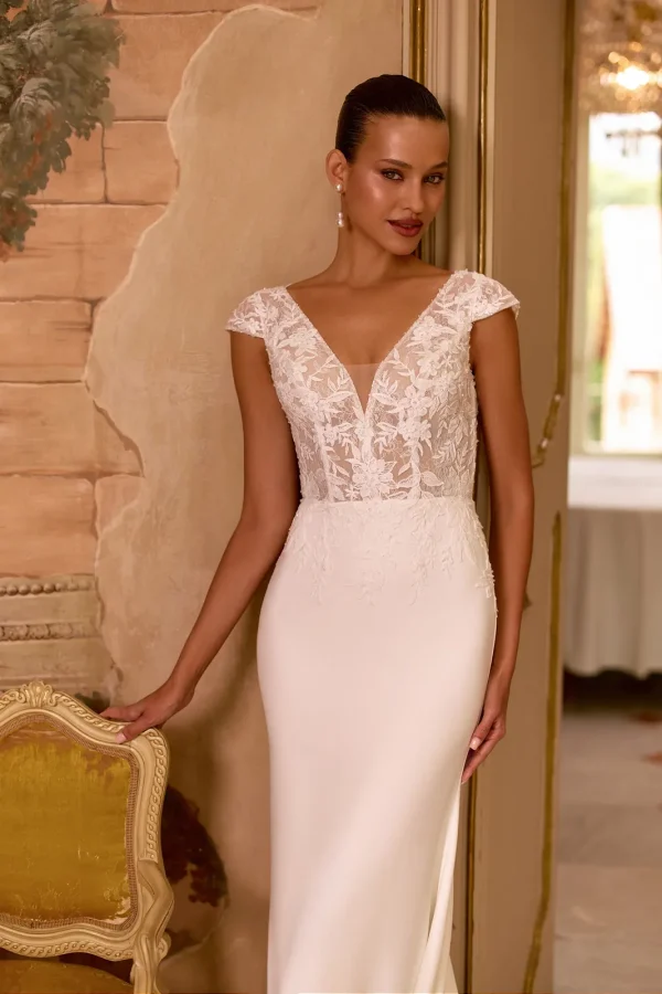 Corsage en dentelle transparente à col en V d'une robe de mariée sirène en crêpe