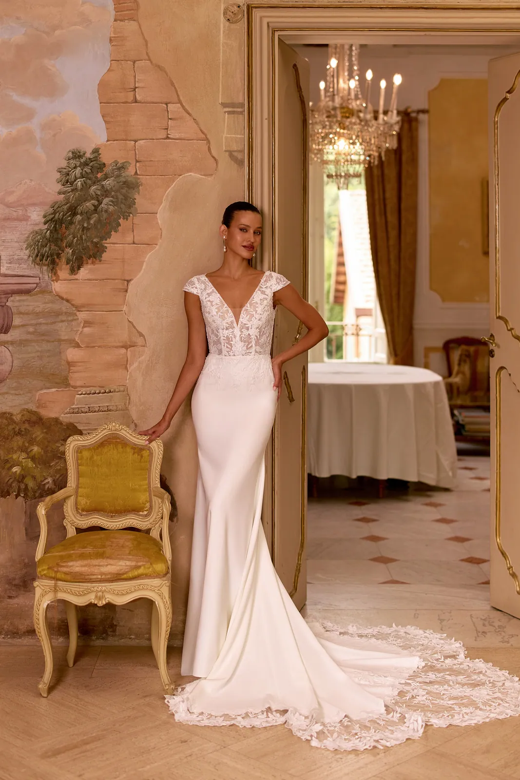 Robe de mariée sirène en crêpe à mancherons en dentelle et traîne festonnée, EB0368 Ellebeline
