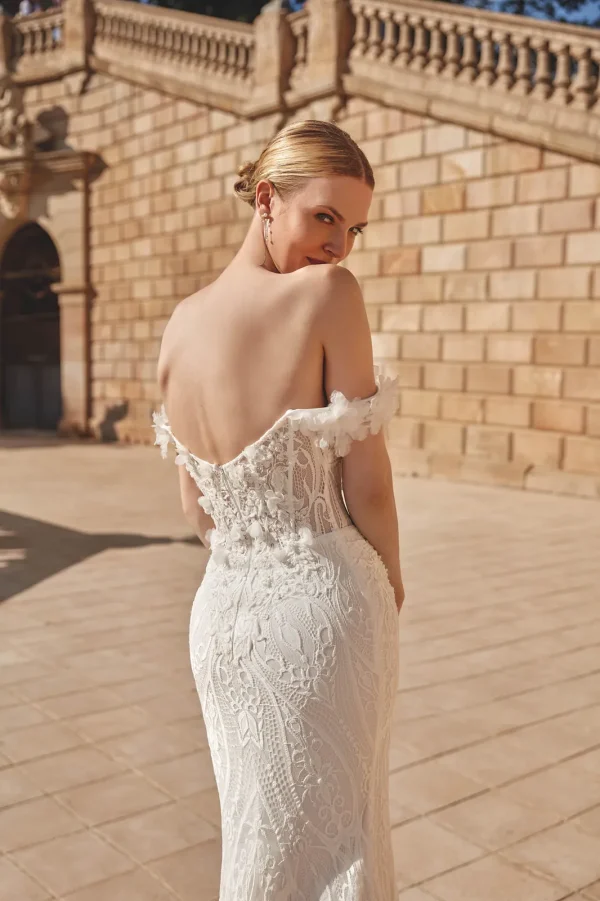 Dos décolleté et bretelles tombantes à fleurs 3D d'une robe de mariée sirène