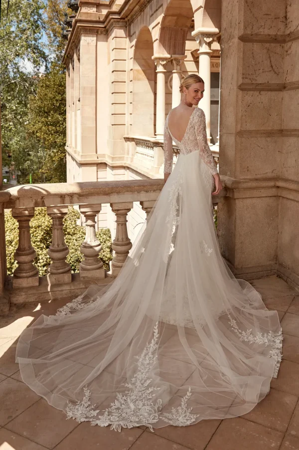 Jupe amovible en tulle brodé sur une robe de mariée sirène à manches longues