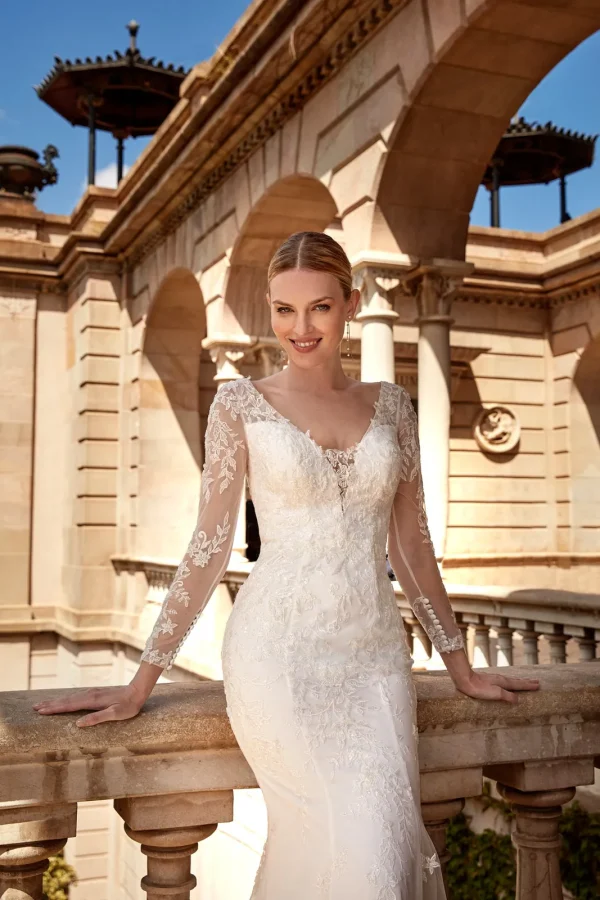 Manches longues transparentes et col en V brodé d'une robe de mariée sirène