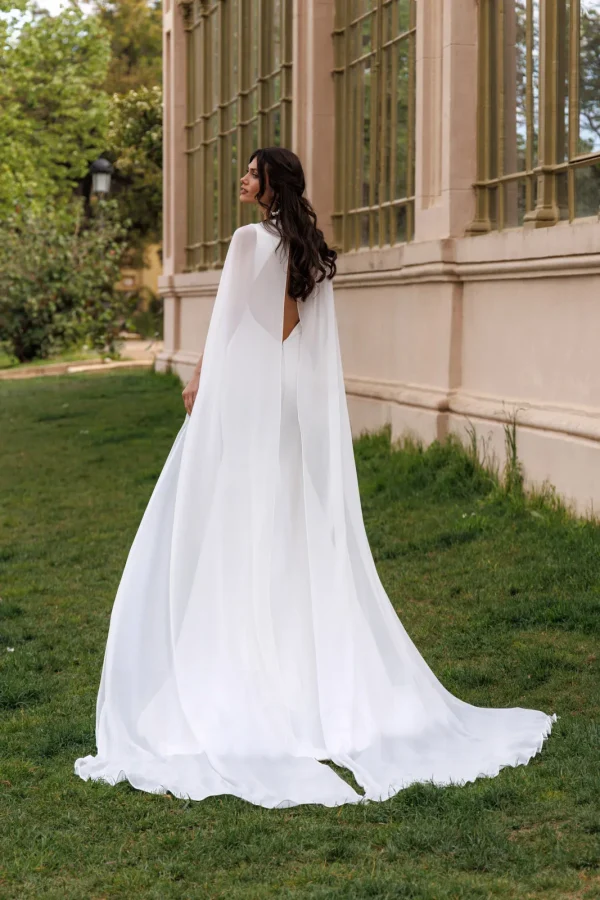 Cape longue 007 en mousseline sur une robe de mariée sirène, vue de dos