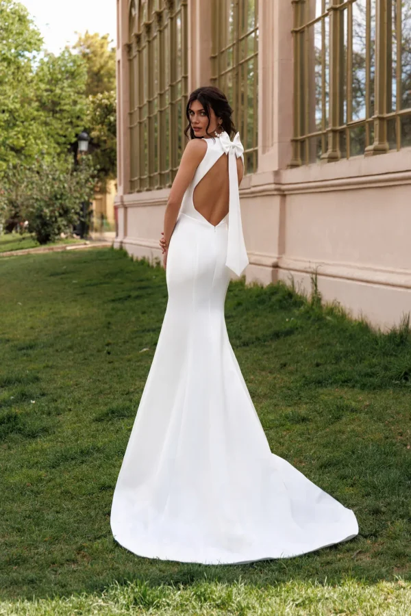 Dos ouvert orné d'un nœud d'une robe de mariée sirène en mikado