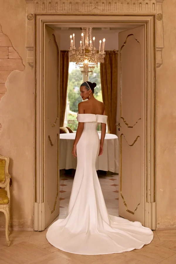 Dos et traîne d'une robe de mariée sirène en mikado à épaules dénudées
