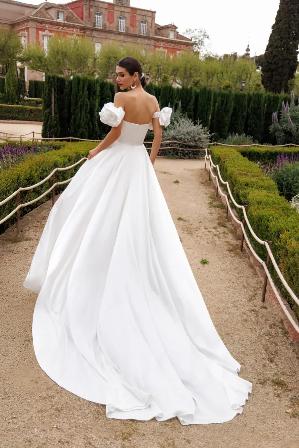Jupe amovible et traîne en satin d'une robe de mariée sirène à épaules dénudées