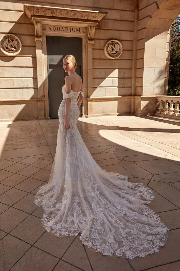 Traîne en tulle et dentelle d'une robe de mariée sirène bustier, vue de dos