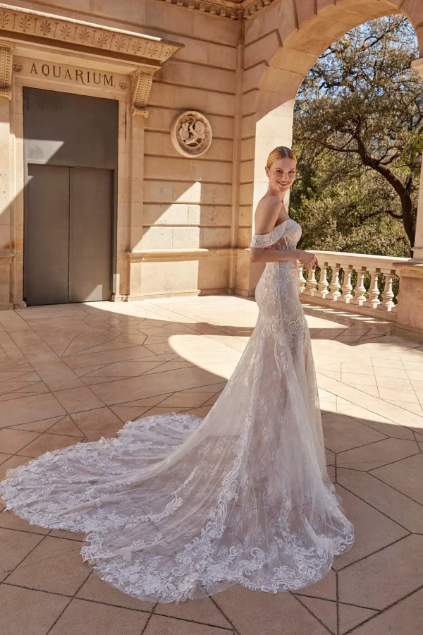 Longue traîne en dentelle d'une robe de mariée sirène à épaules dénudées