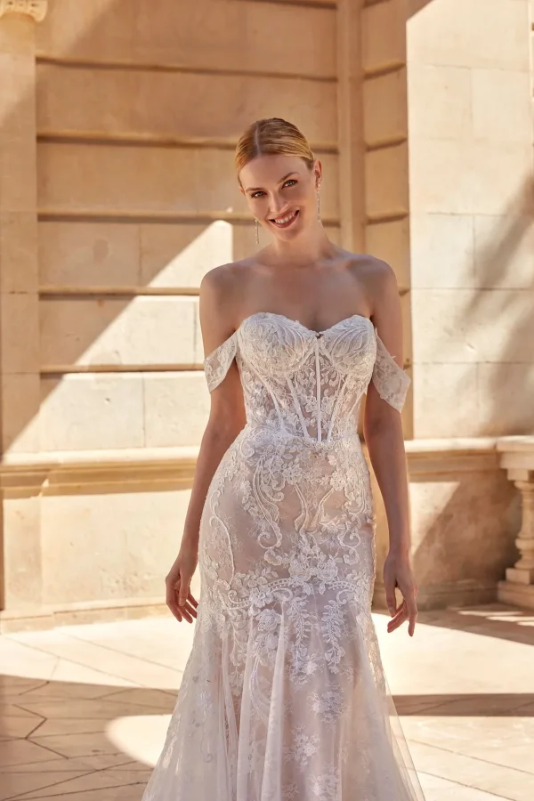 Bustier corset et bretelles tombantes d'une robe de mariée sirène en dentelle