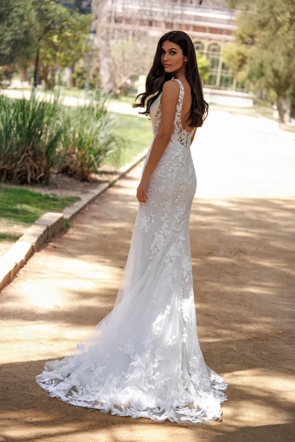Dos en V et traîne en dentelle d'une robe de mariée sirène sans manches