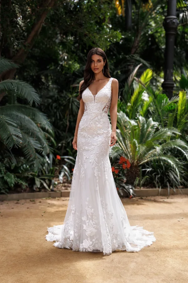 Robe de mariée sirène en dentelle feuillage portée sans ses manches amovibles