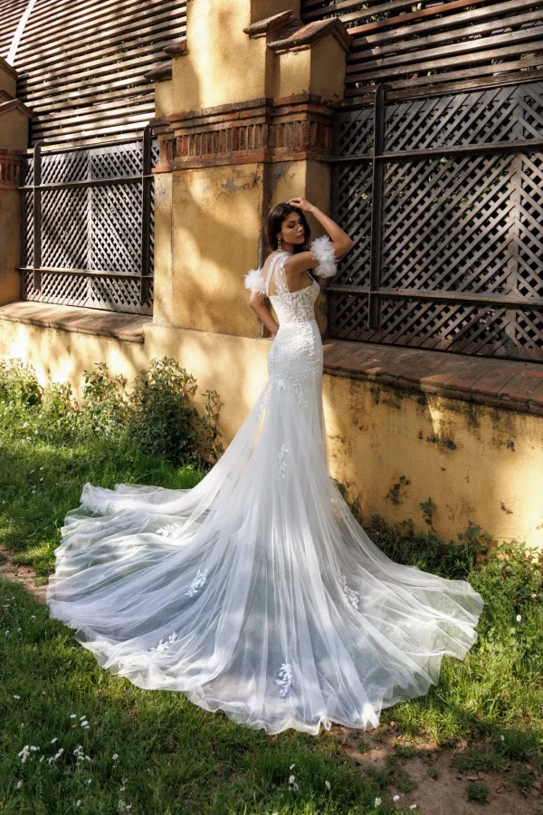 Longue traîne en tulle d'une robe de mariée sirène en dentelle