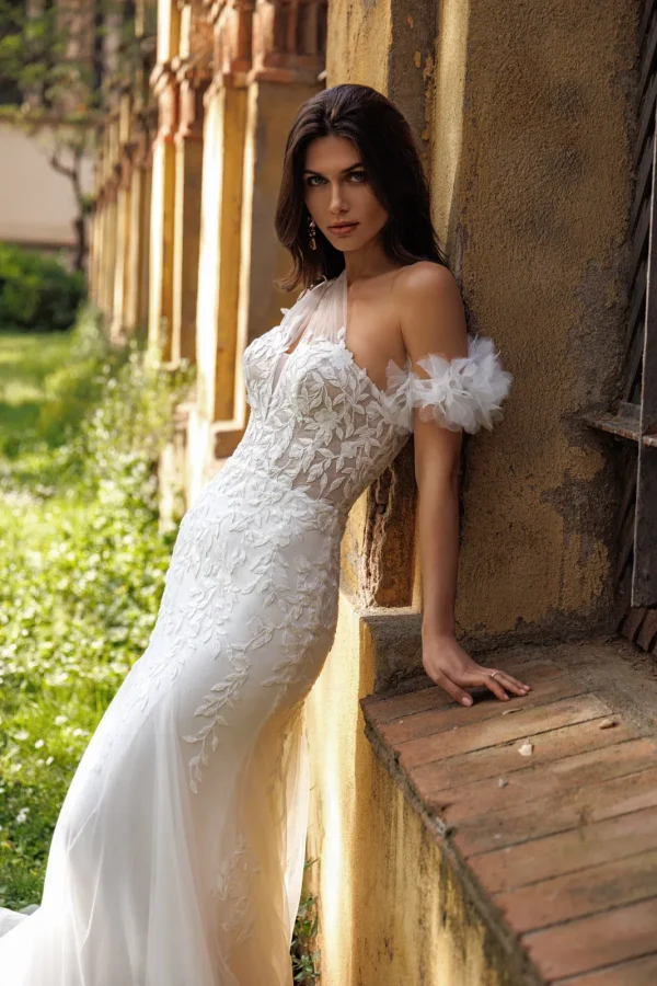Robe de mariée sirène en dentelle feuillage à une épaule et brassards volantés
